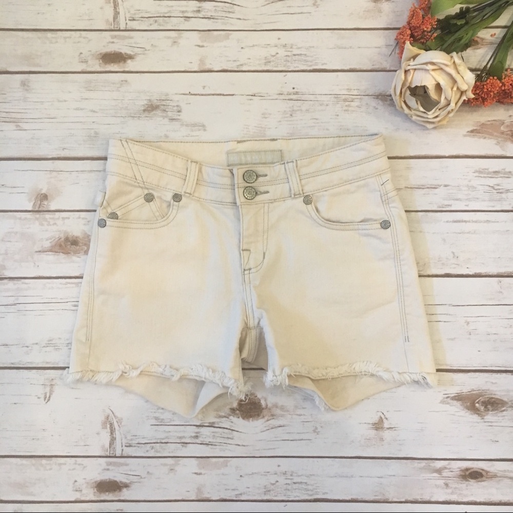 Rock & Republic Creme Bonnaroo Stretch distressed hem shorts Size 0